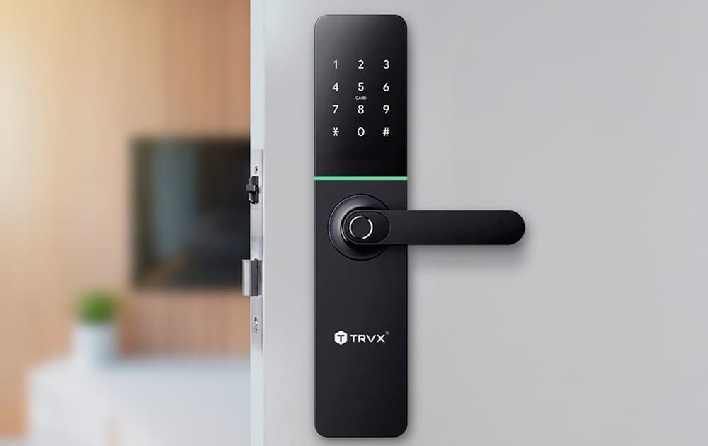 Cerradura digital inteligente TRAVEX H7 instalada en una puerta
