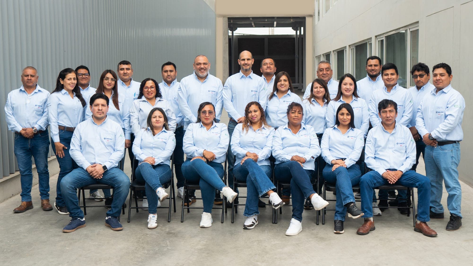 Equipo completo de TRAVEX — Cerraduras Nacionales S.A.C. en su planta de Villa El Salvador